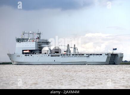 01/06/2022 Gravesend Royaume-Uni gigantesque Royal Fleet Auxiliary Ship RFA Mounts Bay passant par Gravesend cet après-midi et sur son chemin vers Greenwich. Le 176,6m ( Banque D'Images