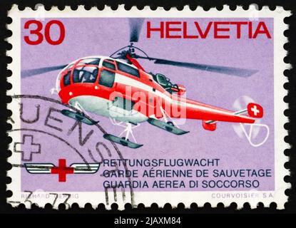 SUISSE - VERS 1972 : un timbre imprimé en Suisse montre l'hélicoptère de sauvetage de la Croix-Rouge, vers 1972 Banque D'Images