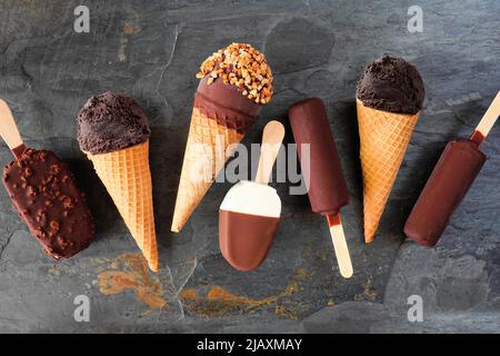Variété de desserts à base de glace au chocolat. Vue du dessus diffusée sur un arrière-plan en ardoise sombre. Banque D'Images