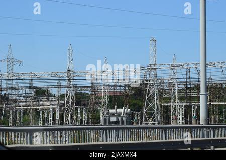 Les tours de transmission haute tension, où de nombreux fils, ont un fond ciel clair. Vue sur les tours électriques. Montant des fils haute tension contre le bleu Banque D'Images