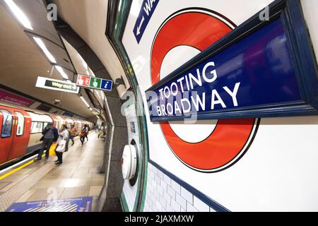 Intérieur de la station de métro de Tooting Broadway, plate-forme et panneau circulaire, stations de métro de Londres, Tooting, Londres UK Banque D'Images