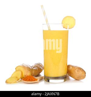 Smoothie ananas, curcuma, gingembre dans un verre avec des ingrédients isolés sur fond blanc. Renforcement immunitaire sain, perte de poids, anti-inflammatoires Banque D'Images