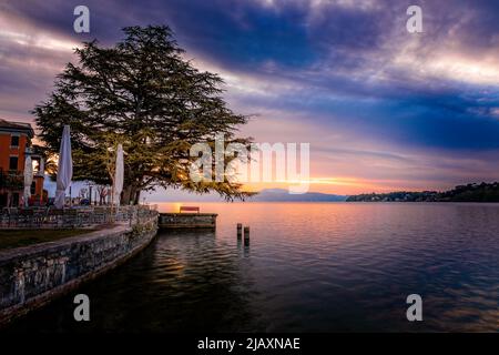 Lever du soleil sur le lac de Garde, vu depuis la jetée de Salo Banque D'Images