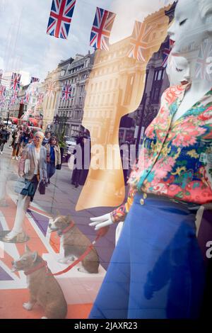 Mannequins de mode et chiens corgi, qui font partie des célébrations du Jubilé de platine de la Reine dans une fenêtre de détaillant sur Regent Street, le 1st juin 2022 à Londres, en Angleterre. La reine Elizabeth II est sur le trône du Royaume-Uni depuis 70 ans, le monarque le plus longtemps au service de l'histoire anglaise et les drapeaux de l'Union Jack peuvent être vus partout dans le pays dans la semaine précédant le week-end du Jubilé. Banque D'Images