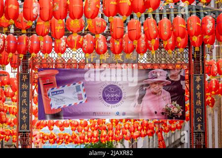 Quelques jours avant le début des célébrations du Jubilé de platine de la Reine au-dessus de la Bank Holiday acros, au Royaume-Uni, une bannière montrant son visage est suspendue au milieu des lanternes chinoises sur Garrard Street, au cœur du quartier chinois de la capitale, le 1st juin 2022 à Londres, en Angleterre. La reine Elizabeth II est sur le trône du Royaume-Uni depuis 70 ans, le monarque le plus longtemps au service de l'histoire anglaise et les drapeaux de l'Union Jack peuvent être vus partout dans le pays dans la semaine précédant le week-end du Jubilé. Banque D'Images