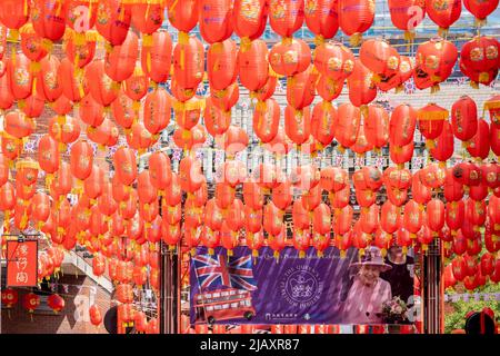 Quelques jours avant le début des célébrations du Jubilé de platine de la Reine au-dessus de la Bank Holiday acros, au Royaume-Uni, une bannière montrant son visage est suspendue au milieu des lanternes chinoises sur Garrard Street, au cœur du quartier chinois de la capitale, le 1st juin 2022 à Londres, en Angleterre. La reine Elizabeth II est sur le trône du Royaume-Uni depuis 70 ans, le monarque le plus longtemps au service de l'histoire anglaise et les drapeaux de l'Union Jack peuvent être vus partout dans le pays dans la semaine précédant le week-end du Jubilé. Banque D'Images