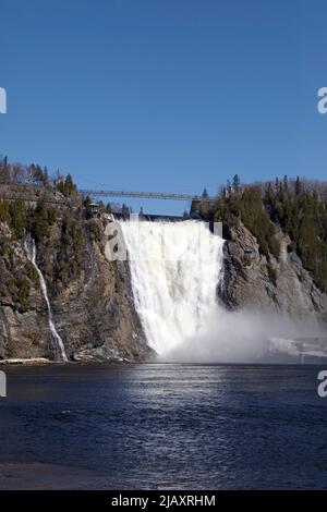 Chutes Montmorency (chute Montmorency) près de Québec, au Canada. La chute d'eau de 83 mètres de haut se trouve dans le parc des chutes Montmorency. Banque D'Images