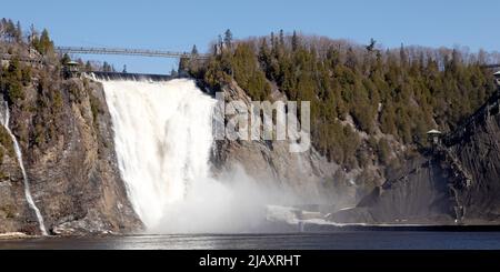 Chutes Montmorency (chute Montmorency) près de Québec, au Canada. La chute d'eau de 83 mètres de haut se trouve dans le parc des chutes Montmorency. Banque D'Images