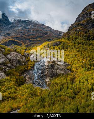 un petit ruisseau de montagne coulant sur un rocher dans un endroit pittoresque près de la montagne Banque D'Images