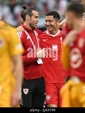 Gareth Bale du pays de Galles et Robert Lewandowski de Pologne après le match de l'UEFA Nations League au stade Wroclaw, Wroclaw. Date de la photo: Mercredi 1 juin 2022. Banque D'Images