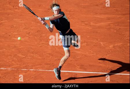 Paris, France. 01st juin 2022. Le russe Andrey Rublev joue contre Marin Cilic de Bosnie-Herzégovine lors de leur match final du quart de tennis de l'Open de France à Roland Garros près de Paris, en France, mercredi, 1 juin 2022. Photo de Maya Vidon-White/UPI crédit: UPI/Alay Live News Banque D'Images