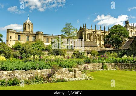OXFORD CITY CHRIST CHURCH COLLEGE LES JARDINS DU MÉMORIAL DE GUERRE AU PRINTEMPS Banque D'Images