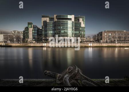 Le Centre international des services financiers de Custom House Quay, en face de la rivière Liffey. Dublin, Irlande. Banque D'Images