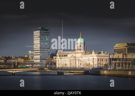 Horizon de Dublin avec Custom House, Liberty Hall et Talbot Memorial Bridge au-dessus de la rivière Liffey en premier plan. Irlande. Banque D'Images