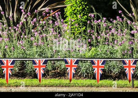 Londres, Royaume-Uni. 01st juin 2022. Des banderoles et des drapeaux ont été mis en place à l'extérieur des No 10 et No 11 pour marquer le week-end du Jubilé et célébrer le Jubilé de platine de HM la Reine. Credit: Imagetraceur/Alamy Live News Banque D'Images