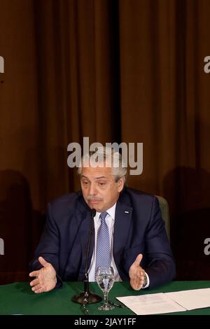 Buenos Aires, Argentine, 1st mai 2022. Le Président de la Nation Alberto Fernández a participé à l'acte de la Confédération des syndicats industriels de la République Argentine à l'anniversaire 77th de la fondation de l'Union de la mécanique et du transport automobile allié (SMATA, dans son acronyme espagnol). (Crédit : Esteban Osorio/Alay Live News) Banque D'Images