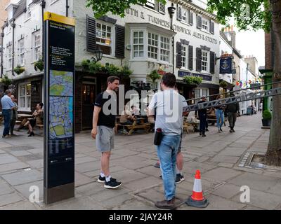 Richmond, Grand Londres, Angleterre, 18 mai 2022 : équipe de tournage travaillant à Richmond Green à l'extérieur de la maison publique Crown Anchor. Banque D'Images