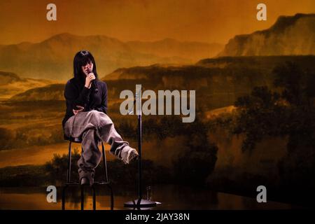 Bonn, Allemagne. 01st juin 2022. La pop star Billie Eilish chante sur scène. Le musicien a donné un concert acoustique à Telekom Electronic Beats avant le début de sa tournée européenne. Credit: Marius Becker/dpa/Alay Live News Banque D'Images