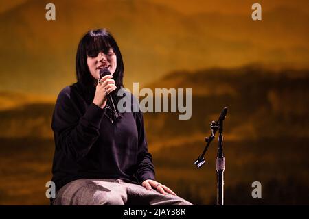 Bonn, Allemagne. 01st juin 2022. La pop star Billie Eilish chante sur scène. Le musicien a donné un concert acoustique à Telekom Electronic Beats avant le début de sa tournée européenne. Credit: Marius Becker/dpa/Alay Live News Banque D'Images
