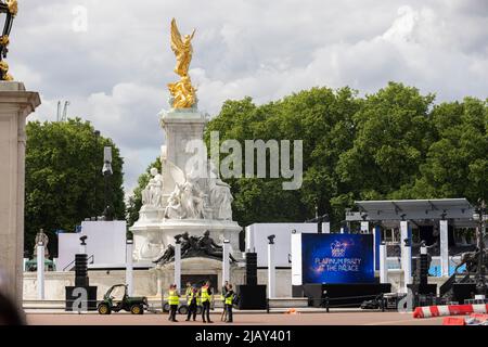 Les fans royaux attendent le long du Mall pour les célébrations du Jubilé de platine à commencer, Londres, Angleterre, Royaume-Uni Banque D'Images