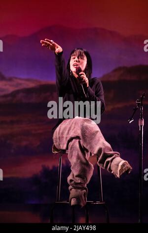 Bonn, Allemagne. 01st juin 2022. La pop star Billie Eilish chante sur scène. Le musicien a donné un concert acoustique à Telekom Electronic Beats avant le début de sa tournée européenne. Credit: Marius Becker/dpa/Alay Live News Banque D'Images