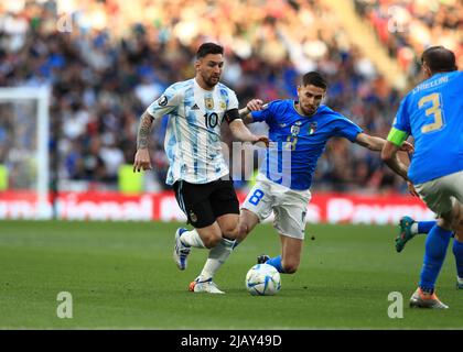 Londres, Royaume-Uni. 1st juin 2022; Stade Wembley, Londres, Angleterre : coupe DES CHAMPIONS CONBEMOL-UEFA - FINALISSIMA, Italie contre l'Argentine: Lionel Messi de l'Argentine défié par Jorginho de l'Italie crédit: Action plus Sports Images/Alamy Live News Banque D'Images