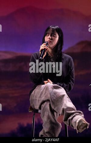 Bonn, Allemagne. 01st juin 2022. La pop star Billie Eilish chante sur scène. Le musicien a donné un concert acoustique à Telekom Electronic Beats avant le début de sa tournée européenne. Credit: Marius Becker/dpa/Alay Live News Banque D'Images