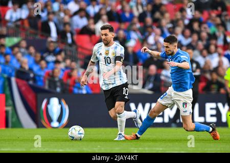 Londres, Royaume-Uni. 01st juin 2022. Lionel Messi (10 Argentine) et Jorginho (8 Italie) se battent pour le bal (duel) lors du match de football de l'UEFA CONMEBOL Finalissima 2022 entre l'Italie et l'Argentine au stade Wembley à Londres, en Angleterre. Cristiano Mazzi/SPP crédit: SPP Sport presse photo. /Alamy Live News Banque D'Images