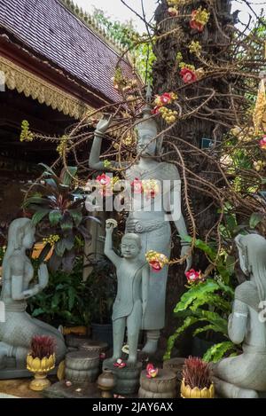 Bouddha avec arbre de Bouddha (pentacme siamensis) dans le domaine de la Pagode d'argent, Phnom Penh, Cambodge Banque D'Images