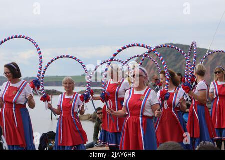 SIDMOUTH, DEVON, Royaume-Uni - le 23 AVRIL 2017 les danseuses Morris célèbrent la St George lors de la promanade - les danseurs se prépare Banque D'Images