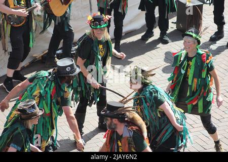 SIDMOUTH, DEVON, Royaume-Uni - le 23 AVRIL 2017 les danseuses Morris célèbrent la fête de St George lors de la promanade - des danseurs avec des bâtons qui s'affrontent Banque D'Images