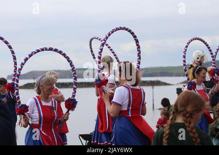 SIDMOUTH, DEVON, Royaume-Uni - le 23 AVRIL 2017 les danseuses Morris célèbrent la St George sur la promenade - les femmes dansant avec des paniers Banque D'Images