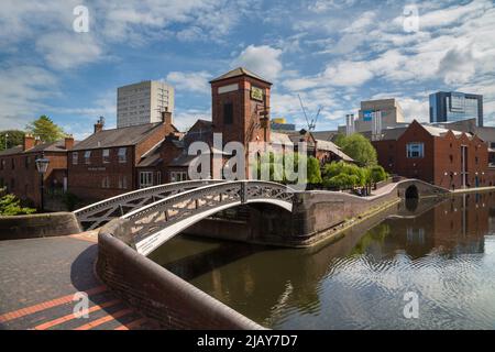 De merveilleuses œuvres d'art datées de 1827 et portées à la Horeseley Iron Works peuvent être vues sur le pont du canal à l'extérieur du pub de Malt House, Gas Street Basin. Banque D'Images