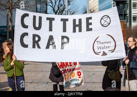 LONDRES, ANGLETERRE- 26 février 2022: Extinction rébellion protestant contre la Tamise l'eau polluante la Tamise à Londres Banque D'Images