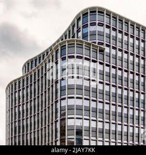 Détail de l'architecture moderne et élégante de One Chamberlain Square, qui fait partie du nouveau développement Paradise dans le centre-ville de Birmingham. Banque D'Images