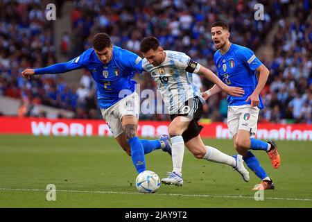 Londres, Royaume-Uni. 01st juin 2022. Lionel Messi d'Argentine (c) détient Giovanni Di Lorenzo d'Italie (L) et Jorginho d'Italie (R).Finalissima 2022 Match, Italie contre Argentine au stade Wembley à Londres, le mercredi 1st juin 2022. Usage éditorial seulement. photo par Steffan Bowen/Andrew Orchard sports photographie/Alamy Live News crédit: Andrew Orchard sports photographie/Alamy Live News Banque D'Images