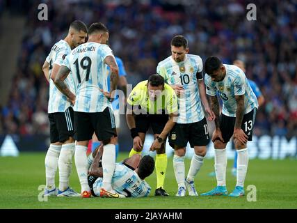 Rodrigo de Paul en Argentine semble blessé lors du match de Finalissima 2022 au stade Wembley, à Londres. Date de la photo: Mercredi 1 juin 2022. Banque D'Images