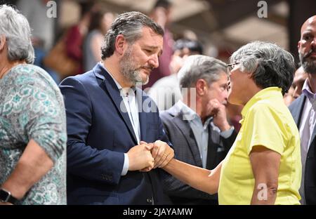 Uvalde Texas USA, 25 mai 2022: Le sénateur américain TED CRUZ du Texas accueille les visiteurs pendant un service de guérison à l'échelle de la communauté après qu'un homme seul armé est entré à l'école élémentaire Robb la veille et a tué 21 personnes, dont 19 enfants. ©Bob Daemmrich Banque D'Images