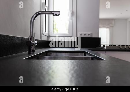 Un double bol en acier inoxydable évier de cuisine dans un style moderne, acier chrome robinet d'eau dans la cuisine Banque D'Images