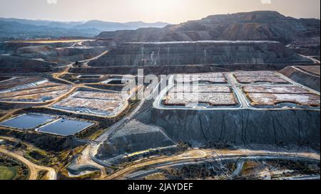 Usine d'extraction de solvants à la mine de cuivre Skouriotissa à Chypre Banque D'Images