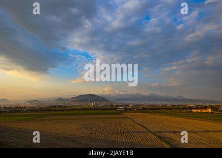 Mont Erciyes au lever du soleil. Paysage urbain de Kayseri et Mont Erciyes vue panoramique ou grand angle. Banque D'Images