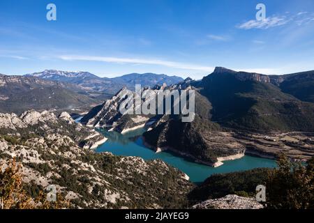 Paysage du réservoir Llosa del Cavall en hiver, vue sur la montagne depuis Santuario de Lord, Lleida, Catalogne Banque D'Images