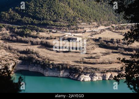 Paysage du réservoir Llosa del Cavall en hiver, vue sur la montagne depuis Santuario de Lord, Lleida, Catalogne Banque D'Images