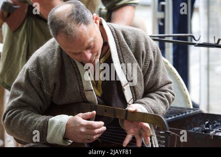 Les acteurs historiques de Re participent à un festival viking dans la ville de york lors de l'événement viking annuel, présentant des outils et des armes faits à la main Banque D'Images