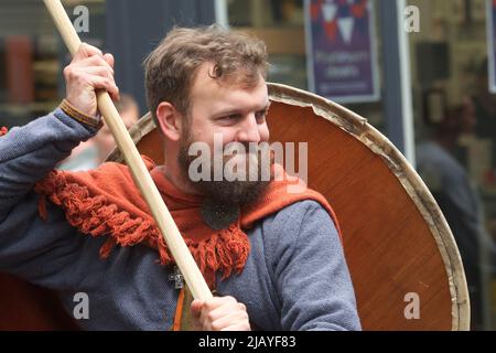 Les acteurs historiques de Re participent à un festival viking dans la ville de york lors de l'événement viking annuel, présentant des outils et des armes faits à la main Banque D'Images