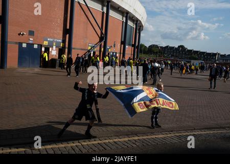 Glasgow, Écosse, 1st juin 2022. Les fans de football écossais et ukrainiens devant le stade Hampden Park, en prévision du match de ce soir de la coupe du monde de l’UEFA, à Glasgow, en Écosse, du 1 au 22 juin 2022. Credit: jeremy sutton-hibbert/Alamy Live News Banque D'Images