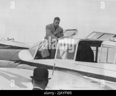 Le prince de Galles part pour Copenhague arrive à Croydon par avion de Sunningdale: Le prince de Galles sort de son avion privé à son arrivée à Croydon où il embarque à bord du paquebot. Le Prince de Galles a quitté Croyden dans le paquebot Heracles sur le chemin de Copenhague pour ouvrir le British Trade Exhibition. Il est arrivé par avion de Sunningdale. 22 septembre 1932. Banque D'Images