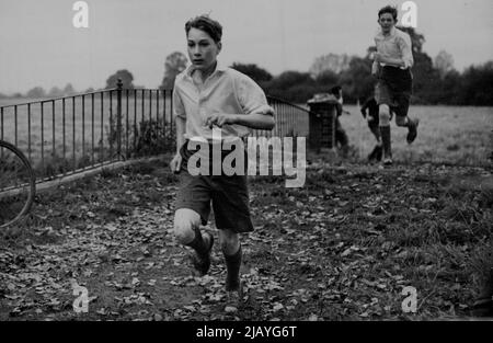 Un athlète royal -- Prince William, 13 ans, fils de Duke et Duchesse de Gloucester, principal concurrent dans la steeplechase de trois miles (Junior) pendant les sports d'Eton College. Le prince William, neveu de H.M. la Reine, est à Eton comme élève ordinaire. 5 novembre 1954. (Photo de Sports and General Press Agency Limited) Banque D'Images