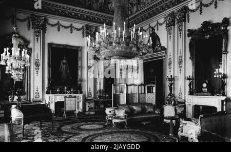 Salle blanche au Buckingham Palace. La salle de dessin blanche Buckingham Palace - la spacieuse salle de dessin blanche de Buckingham Palace, est vue dans cette nouvelle photographie. La photo est l'une des premières prises depuis la levée de l'interdiction de la photographie au sein du Palais. 01 août 1947. Banque D'Images