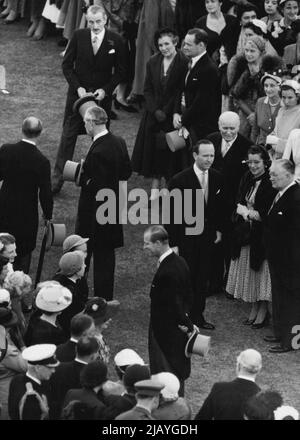 Royal Garden Party à Buckingham Palace -- H.R.H. le duc d'Édimbourg dans une conversation souriante avec les invités à la Royal Garden Party d'aujourd'hui à Buckingham Palace. Au Palais de Buckingham aujourd'hui, sa Majesté la Reine a été l'hôtesse d'un grand nombre d'invités en tant que Royal Garden Party, la deuxième fonction de ce genre à lui tenu par la Reine ce mois-ci. 22 juillet 1954. Banque D'Images